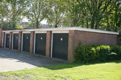 Garage gelegen aan de Van Almondestraat
